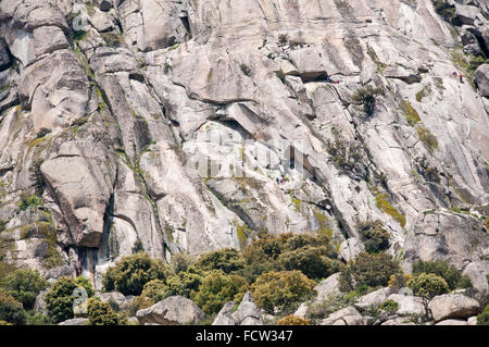 Les grimpeurs au Pico de la Miel Le miel (Crête), dans la Sierra de la Cabrera, Guadarrama, Madrid, Espagne Banque D'Images