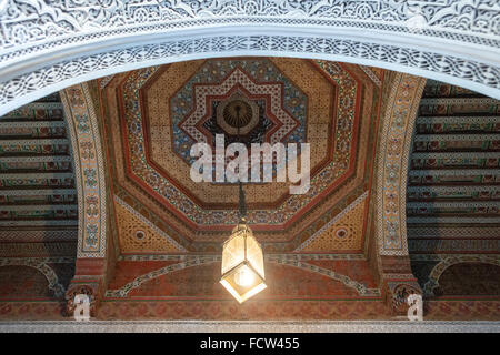 Plafond dans l'une des chambres de l'Palais Bahia à Marrakech, Maroc. Banque D'Images