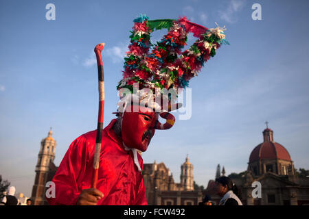 Danseurs de El Palmar, Puebla, effectuer Saint James' au cours de danse du pèlerinage annuel à la basilique Notre Dame de Guadalupe Banque D'Images