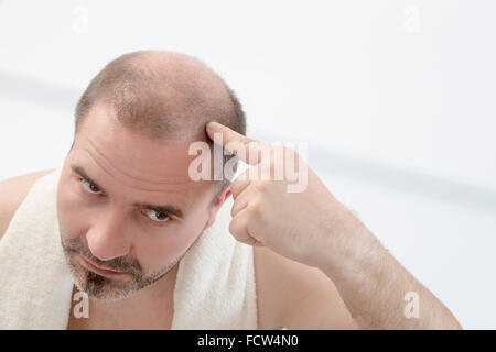 40s l'homme avec une calvitie naissante , close-up, fond blanc Banque D'Images