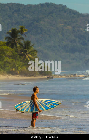 À ce surfeur Shortboard surf beach populaire du sud sur la Péninsule de Nicoya, Santa Teresa, Puntarenas, Costa Rica Banque D'Images