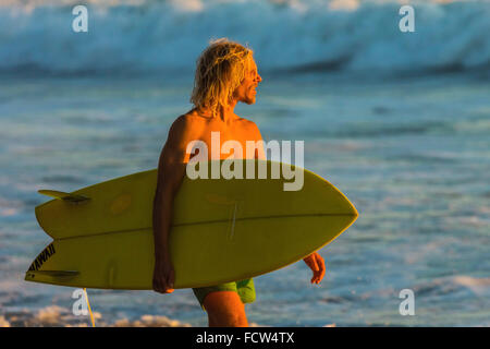 Surfer au coucher du soleil sur cette plage de surf populaire près de Grasse sur la Péninsule de Nicoya, Playa Santa Teresa, Puntarenas, Costa Rica Banque D'Images