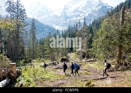 Un groupe de cavaliers de base sont à marcher ensemble jusqu'à la sortie de la montagne. Sur le bord, ils profitent d'équipées et sauter de la falaise Banque D'Images