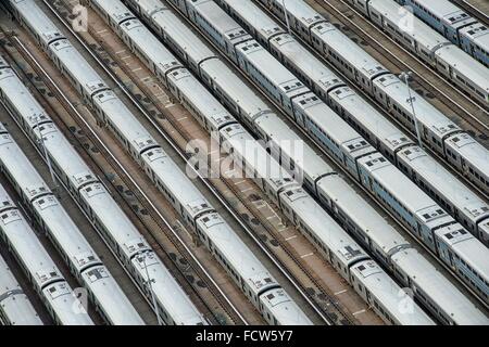 New York City subway voitures sont alignées dans la cour latérale Ouest LIRR, 16 avril 2015 à New York. Le salon sera l'avenir de la gare. passager LIRR Banque D'Images