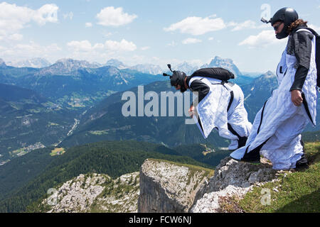 Ces deux cavaliers sont BASE Wingsuit sortant par une falaise. Bientôt, ils pourront voler ensemble dans une formation et de s'élancer le long de la montagne. Banque D'Images