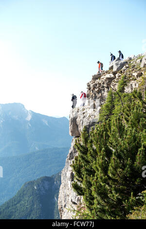 Ces cavaliers BASE Wingsuit se préparent à la sortie de la falaise. Tous sont très nerveux et sorti au bord de la montagne. Banque D'Images