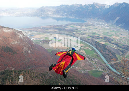 Cette base wingsuit juste cavalier est sortie de la falaise vers le bas. Il va ouvrir son parachute en quelques secondes et espère qu'il fonctionne ! ? Banque D'Images