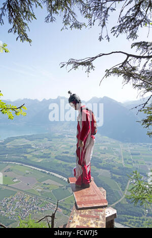 Cavalier BASE Wingsuit se prépare pour sa plongée vers le bas le saut. Une fois de plus qu'il vérifie son équipement à enregistrer. Banque D'Images