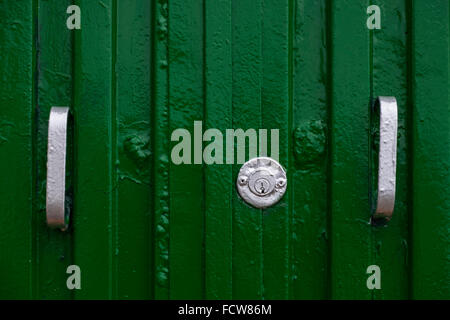 Fraîchement peint métal vert porte avec poignée d'argent et de serrure. Banque D'Images