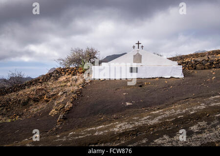 Gare à Las Manchas calvaire marquant l'endroit où la coulée de lave de 1909 s'est arrêté après une éruption volcanique de Chinyero, Teneri Banque D'Images