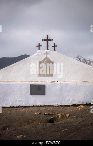 Gare à Las Manchas calvaire marquant l'endroit où la coulée de lave de 1909 s'est arrêté après une éruption volcanique de Chinyero, Teneri Banque D'Images