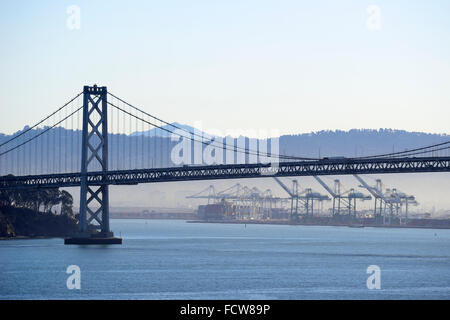 Tôt le matin, vue sur le pont de la baie de Telegraph Hill, San Francisco, California, USA Banque D'Images