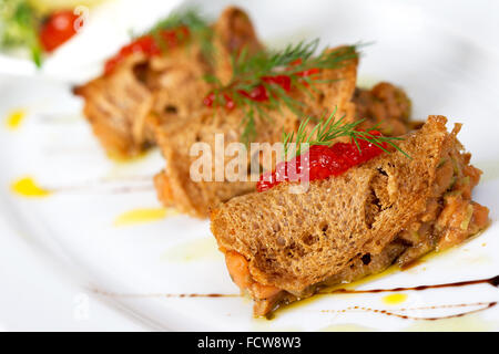 Plat de saumon avec du pain et de caviar rouge. Arrière-plan flou. Banque D'Images