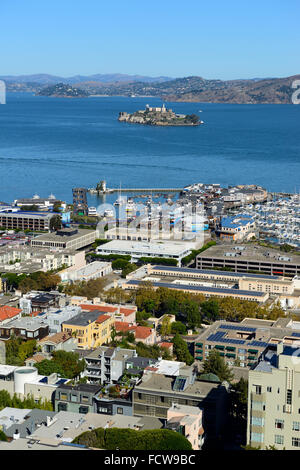 Une vue sur la marina et l'île d'Alcatraz de Coit Tower sur Telegraph Hill, San Francisco, California, USA Banque D'Images