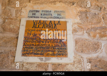 Viaje a la Alcarria, plaque en céramique. Zorita de los Canes, province de Guadalajara, Castille La Manche, Espagne. Banque D'Images