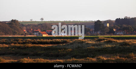 Les promeneurs sur le chemin de la côte de Norfolk à Thornham. Banque D'Images