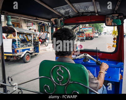 Équitation à travers les rues de Bangkok, en Thaïlande, dans un 'TAXI' tuk tuk. Banque D'Images