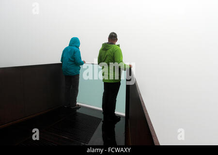 L'homme et la femme à la recherche sur le bord à la vue Trollstigen, Norway, Scandinavia, Europe Banque D'Images