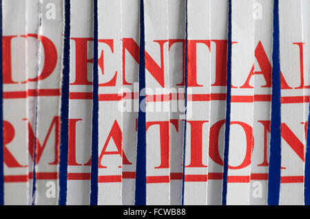 "INFORMATION CONFIDENTIELLE" papier dans une déchiqueteuse. Banque D'Images