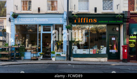 Deux fronts, un fleuriste et un indien à emporter supérette à Bristol Banque D'Images