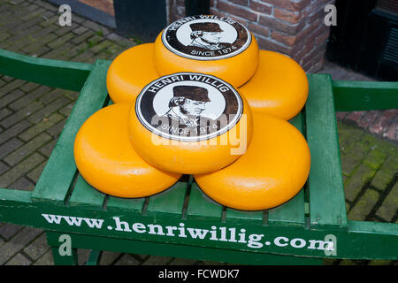 Affichage de gouda sur une brouette en bois traditionnel à l'extérieur d'un magasin - Henri Willig - à Amsterdam, Hollande. Les Pays-Bas. Banque D'Images