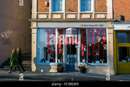 Un Japonais coloré inspiré shop front dans le centre de Bristol avec deux personnes marchant passé. Banque D'Images