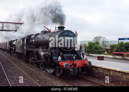 La classe LMS 5MT 4-6-0 44871 excès de train à vapeur à travers la station de régler en route vers Carlisle (2) Banque D'Images