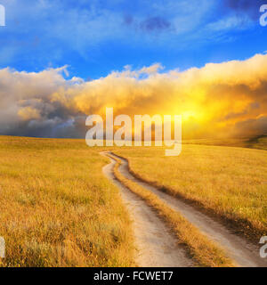 Lever du soleil spectaculaire sur la prairie. Paysage d'été. Banque D'Images