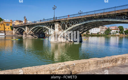 Espagne, Andalousie, province de Séville, Séville, vue d'Isabell II bridge, populairement connu comme punte de Triana. Banque D'Images