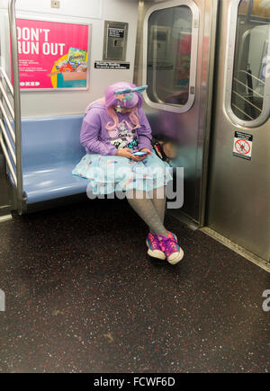Cosplay costume femme habillée dans un ensemble de fées intérieur métro train Voiture New York Banque D'Images