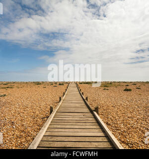 Lit en bois chemin de la promenade de l'autre côté de la plage de galets à vide, Kent dormeur Banque D'Images