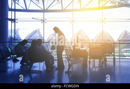 Silhouettes de passagers à l'aéroport de hall. Les gens dans le motion blur Banque D'Images