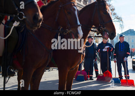 Les nettoyants sur la rue pendant la journée de l'indépendance nationale, Cracovie, Pologne Banque D'Images