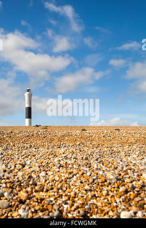 La tour phare moderne sur la plage de galets dormeur à Kent, Angleterre Banque D'Images