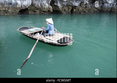 Colporteurs flottant leur commerce avec les touristes visitant Hạ Long Bay, dans le nord-est du Vietnam. Banque D'Images