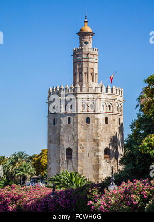 Espagne, Andalousie, province de Séville, Séville, vue de la Torre del Oro, un 13e siècle douze faces de guet militaire Banque D'Images