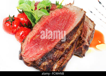 Les steaks grillés moyen et salé sauce tomate Banque D'Images