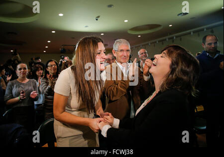 Porto, 24/01/2016 - Reportagem na sede da candidatura de Marisa Matias, candidata &# xe0;s elei&# xe7 ;&# xf5;es presidenciais de 2016. Marisa Matias e Catarina Martins (Artur Machado/Global Imagens) Banque D'Images