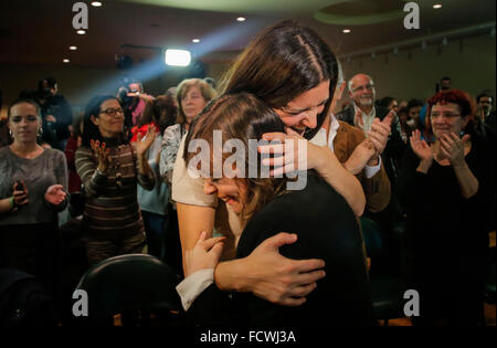 Porto, 24/01/2016 - Reportagem na sede da candidatura de Marisa Matias, candidata &# xe0;s elei&# xe7 ;&# xf5;es presidenciais de 2016. Marisa Matias e Catarina Martins (Artur Machado/Global Imagens) Banque D'Images