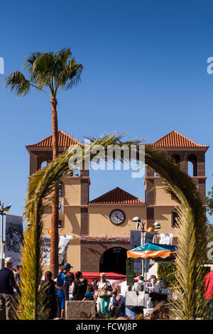 La feuille de palmier arche à la place en face de la nouvelle église à La Caleta pour la fiesta de San Sebastian annuel, Costa Adeje, Tenerife, Banque D'Images