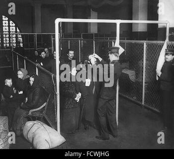 Les immigrants en cours d'examen par U S les inspecteurs à la station d'immigration, Ellis Island, New York, NY, c.1913 Banque D'Images