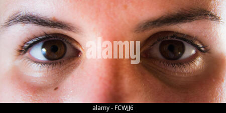 Portrait de femme aux yeux Bruns Banque D'Images