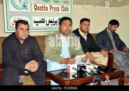 La Ligue musulmane-N (Aile jeunesse) leader, Abdullah Achakzai adresses aux personnes des médias au cours de conférence de presse à Quetta press club le lundi 25 janvier, 2016. Banque D'Images