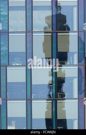 La BT Tower de Londres reflètent dans un immeuble de bureaux. Banque D'Images