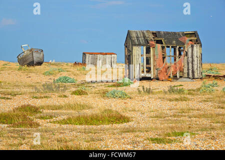 Vieux bateau de pêche pittoresque abandonné et cabanes de pêcheurs sur la plage de Dungeness, Kent, Royaume-Uni le paysage désertique est un lieu de prédilection des photographes Banque D'Images