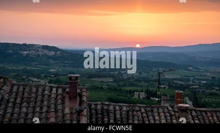 Coucher de soleil sur le Luberon, Provence - photographiés de Bonnieux Banque D'Images