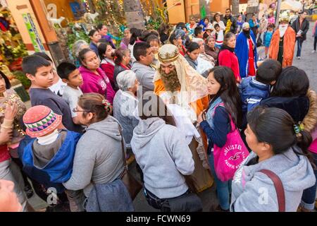 Les trois rois transporter un bébé poupée Jésus à être bénis par la foule recueillie au cours d'El Dia de Reyes le 6 janvier 2016 à San Miguel de Allende, Mexique. La fête traditionnelle marque le point culminant des douze jours de Noël et commémore les trois sages qui ont voyagé de loin, avec des cadeaux pour l'enfant l'enfant Jésus. Banque D'Images