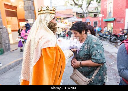 Les trois rois transporter un bébé poupée Jésus à être bénis par la foule recueillie au cours d'El Dia de Reyes le 6 janvier 2016 à San Miguel de Allende, Mexique. La fête traditionnelle marque le point culminant des douze jours de Noël et commémore les trois sages qui ont voyagé de loin, avec des cadeaux pour l'enfant l'enfant Jésus. Banque D'Images