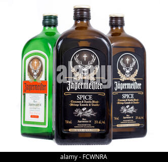 Sorel-Tracy, Canada - le 21 janvier 2016 : Trois bouteille Verre de Jagermeister liqueur sombre d'épices et d'original. Jagermeister est un ger Banque D'Images