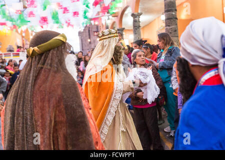 Les trois rois transporter un bébé poupée Jésus à être bénis par la foule recueillie au cours d'El Dia de Reyes le 6 janvier 2016 à San Miguel de Allende, Mexique. La fête traditionnelle marque le point culminant des douze jours de Noël et commémore les trois sages qui ont voyagé de loin, avec des cadeaux pour l'enfant l'enfant Jésus. Banque D'Images